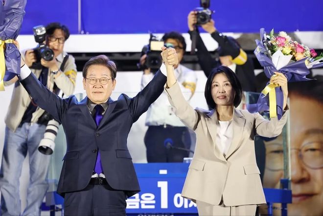 女人个个有颜又有才他算是赢麻了！九游会网站细数李在明身边的3位(图3)