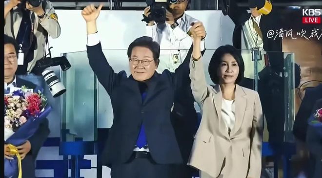 女人个个有颜又有才他算是赢麻了！九游会网站细数李在明身边的3位(图5)