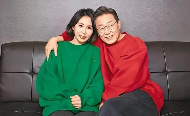 女人个个有颜又有才他算是赢麻了！九游会网站细数李在明身边的3位(图8)