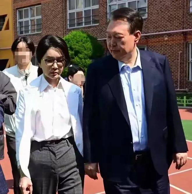女人个个有颜又有才他算是赢麻了！九游会网站细数李在明身边的3位(图13)