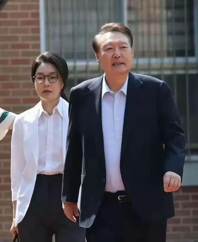 女人个个有颜又有才他算是赢麻了！九游会网站细数李在明身边的3位(图19)
