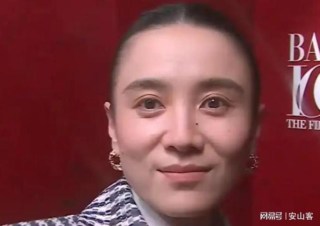 签吓坏杨幂不敢露脸只有赵今麦扛住了！j9九游会网址是什么芭莎之夜被镜头(图2)