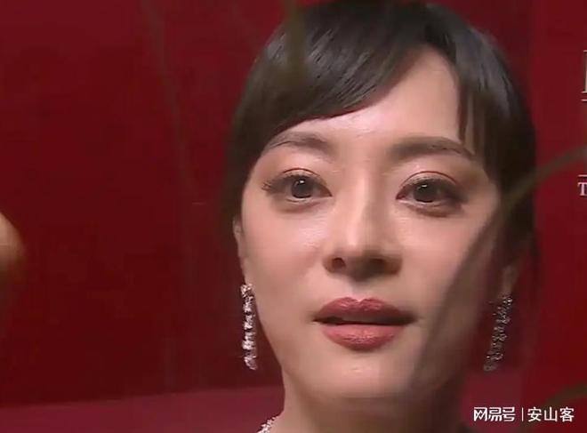 签吓坏杨幂不敢露脸只有赵今麦扛住了！j9九游会网址是什么芭莎之夜被镜头(图3)