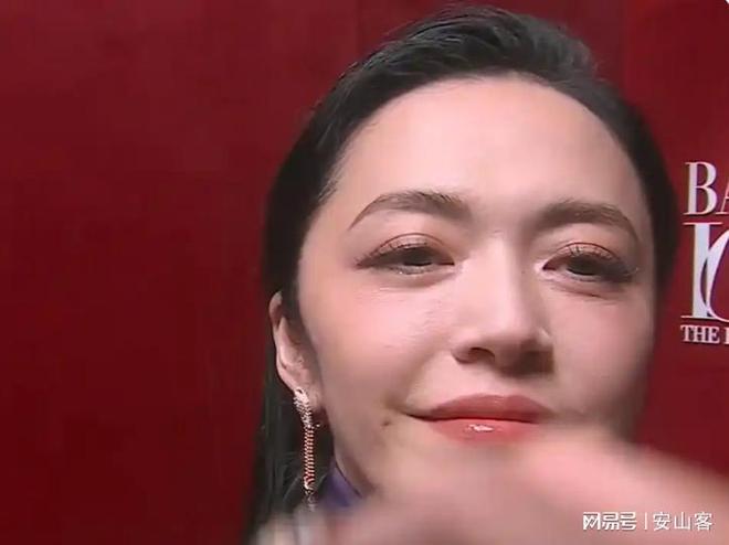 签吓坏杨幂不敢露脸只有赵今麦扛住了！j9九游会网址是什么芭莎之夜被镜头(图4)