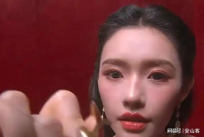 签吓坏杨幂不敢露脸只有赵今麦扛住了！j9九游会网址是什么芭莎之夜被镜头(图5)