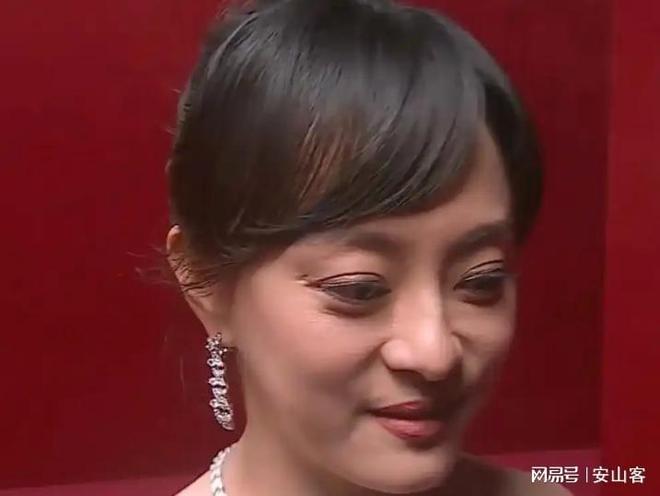 签吓坏杨幂不敢露脸只有赵今麦扛住了！j9九游会网址是什么芭莎之夜被镜头(图9)