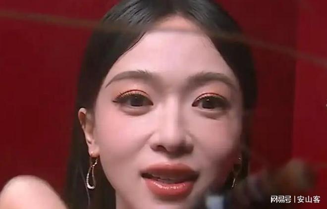 签吓坏杨幂不敢露脸只有赵今麦扛住了！j9九游会网址是什么芭莎之夜被镜头(图11)