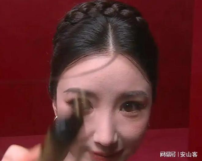 签吓坏杨幂不敢露脸只有赵今麦扛住了！j9九游会网址是什么芭莎之夜被镜头(图7)