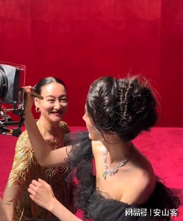 签吓坏杨幂不敢露脸只有赵今麦扛住了！j9九游会网址是什么芭莎之夜被镜头(图10)